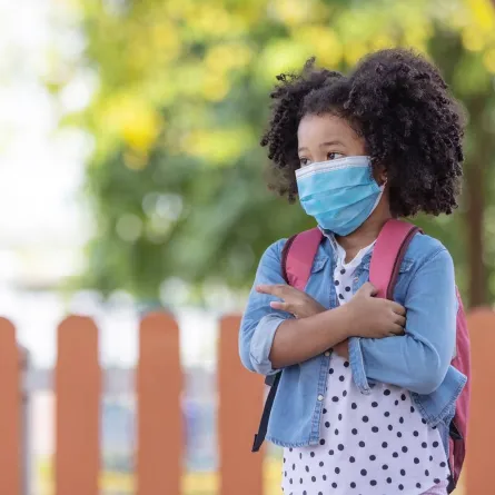 صورة لطفلة ترتدي الكمامة للحماية