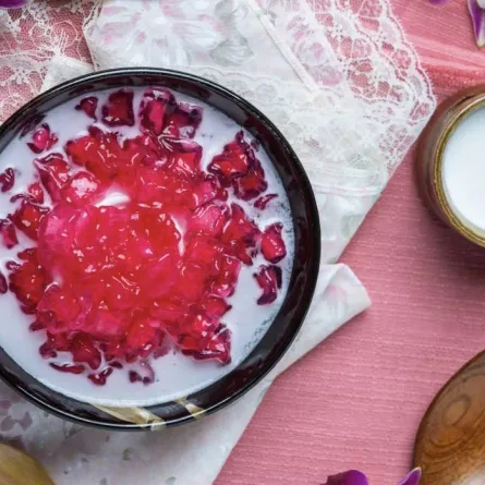 فوائد ماسك الكركدية والنشا للبشرة الدهنية