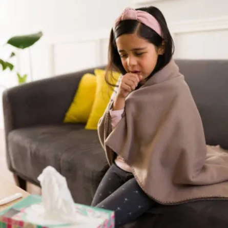 صورة لطفلة تعاني من السعال