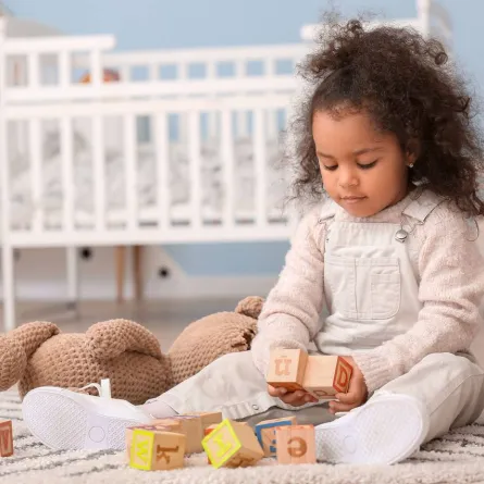 صورة لطفلة في المنزل