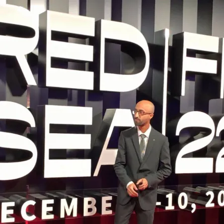 تظهر الصورة بطل فيلم أغنية الغراب على السجادة الحمراء 