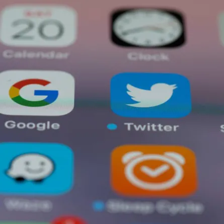 ماسك يسخر من مقولة "تويتر يحتضر"..  وينفي حذف Apple للتطبيق من متجرها -unsplash