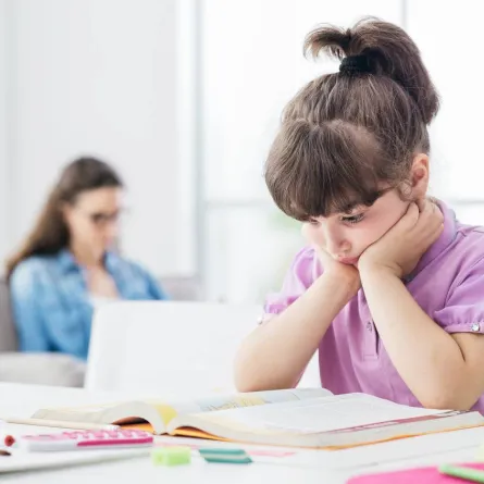 صورة طفلة تمثل الاستمتاع بالدراسة