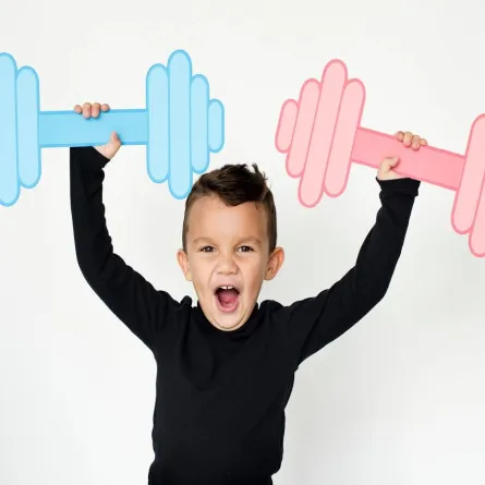 صورة لطفل يحمل أثقال