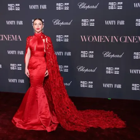 جوليان هوج بإطلالة جذابة على السجادة الحمراء- الصورة خاصة بـ سيدتي