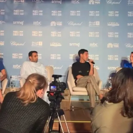 تظهر الصورة المؤتمر الصحفي لنجوم المستقبل العرب