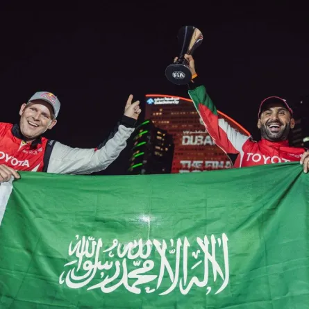 يزيد الراجحي رافعا راية المملكة في منافسات كأس العالم باها - الصورة من حسابه الرسمي على تويتر