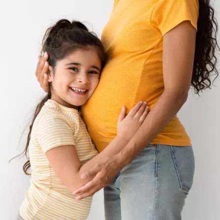 صورة لفتاة وأمها