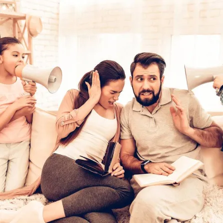 صورة لعائلة تعاني من أطفالها الأشقياء