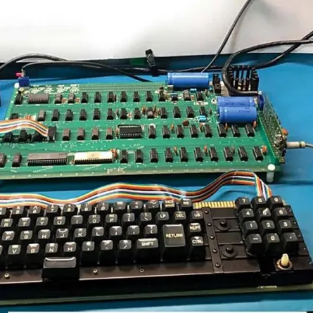 عرض أقدم جهاز كمبيوتر إصدار Apple الأصلي للبيع مقابل 240 ألف دولار - الصورة من موقع rr للمزادات