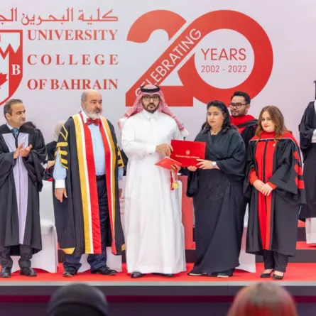 مجسدا مشاعر الوفاء والصدق.. زوج يحضر حفل تخرج زوجته بعد وفاتها بأيام - الصورة من حسابه على تويتر