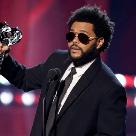 LOS ANGELES, CALIFORNIA - MAY 27: (EDITORIAL USE ONLY) The Weeknd accepts the Male Artist of the Year onstage at the 2021 iHeartRadio Music Awards at The Dolby Theatre in Los Angeles, California, which was broadcast live on FOX on May 27, 2021. Kevin Winter/Getty Images for iHeartMedia/AFP KEVIN WINTER / GETTY IMAGES NORTH AMERICA / Getty Images via AFP