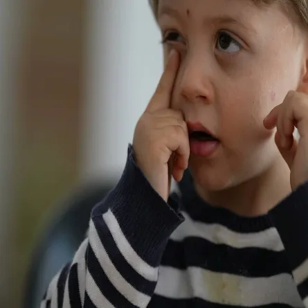 صورة لطفل يعاني من ألم بعيونه