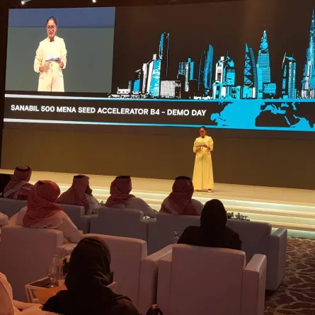 سيدة الأعمال أمل دخان تقدم الحفل