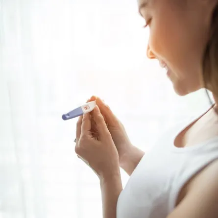 صورة لامرأة تحمل اختبار حمل