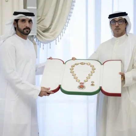 تقليد الشيخ حمدان بن محمد وسام أم الإمارات. الصورة من "وام"