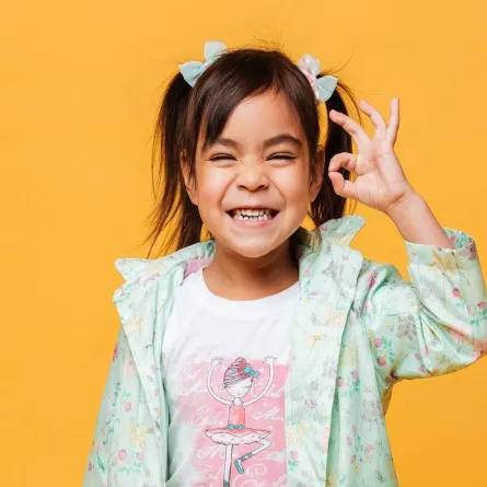 صورة لطفلة سعيدة