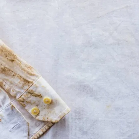 كمّ القميص ملطخ ببقع صدئة