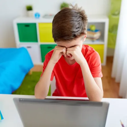 صورة لطفل يفرك عينيه