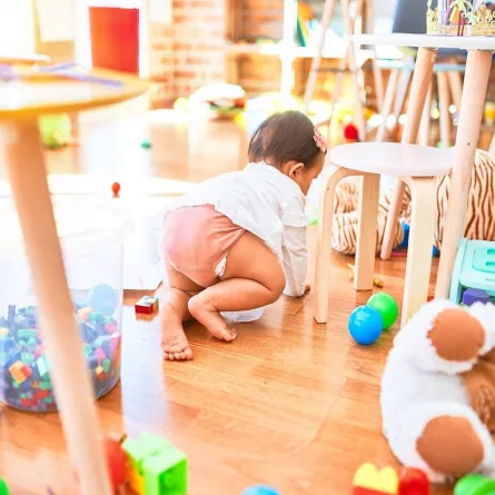 صورة لطفلة رضيعة تلعب