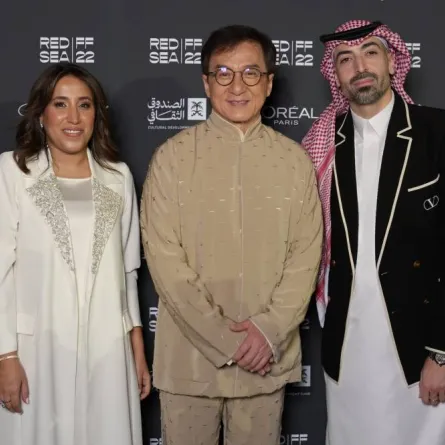 جاكي شان يتوسط الرئيس التنفيذي للمهرجان محمد التركي ورئيسة مجلس أمناء المهرجان جمانة الراشد (الصورة من المركز الإعلامي للمهرجان)