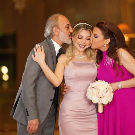 لوتس مسعود ووالدها غسان مسعود ووالدتها من حفل خطوبتها - الصورة من حساب لوتس على فيسبوك