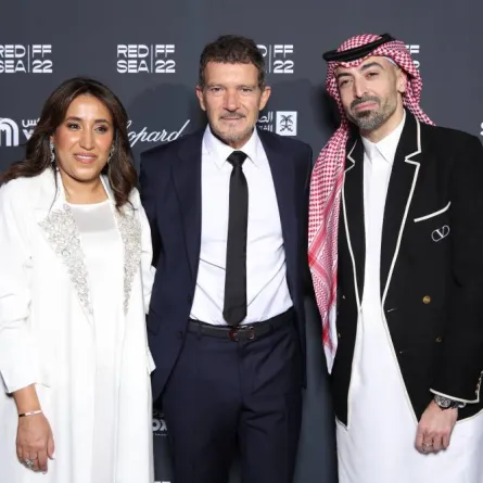 أنطونيو بانديراس يتوسط الرئيس التنفيذي محمد التركي ورئيسية الأمناء جمانة الراشد - مصدر الصورة: مهرجان البحر الأحمر السينمائي الدولي