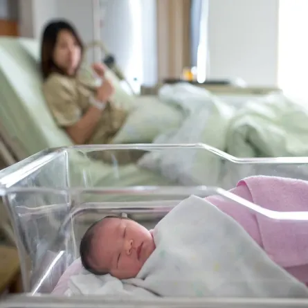 صورة لامرأة وطفلها بعد الولادة