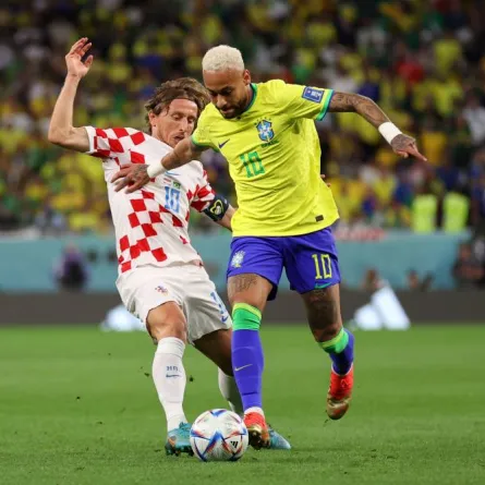  مودريتش يدافع بقوة عن الحصن الكرواتي ضد نيمار في مباراة اليوم - الصورة من حساب كأس العالم فيفا