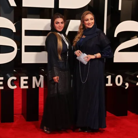 تظهر الصورة شخصية هبة وإلهام