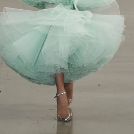 موديلات أحذية براقة ولامعة