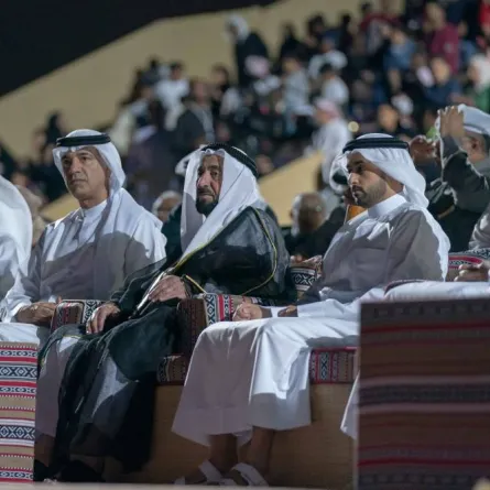  الشيخ الدكتور سلطان بن محمد القاسمي خلال افتتاح  مهرجان الشارقة للمسرح الصحراوي. الصورة من "وام"