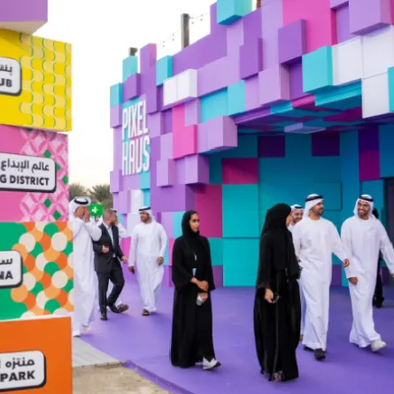 الشيخ ذياب يتجول في أرجاء المهرجان. الصورة من مكتب أبوظبي الإعلامي