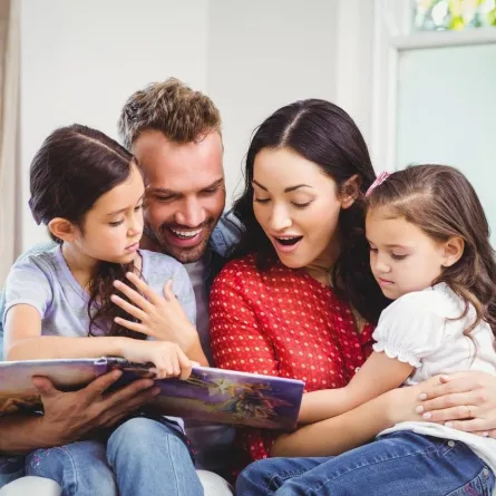 صورة لأبوين مع أطفالهما