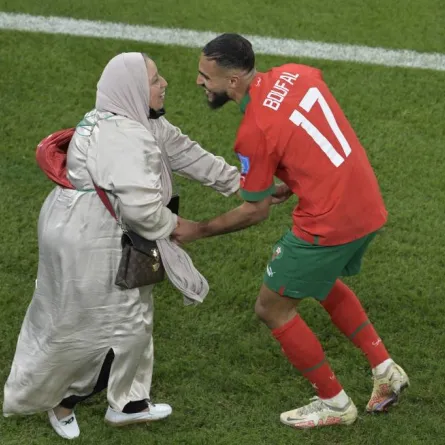 بوفال يحتفل مع والدته- مصدر الصورة JUAN MABROMATA / AFP