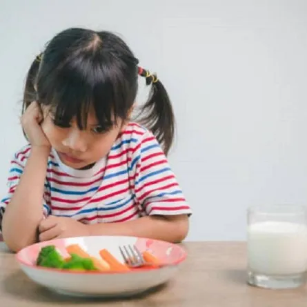 صورة لطفلة ترفض تناول الطعام