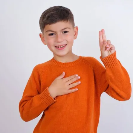 صورة لطفل يظهرواثقاً مهذباً 