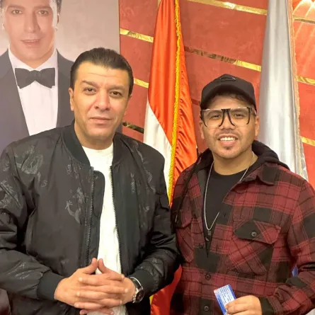 عمر كمال بعد انتهاء التحقيق برفقة نقيب الموسيقيين- الصورة من صفحة عمر كمال الرسمية على الفيس بوك