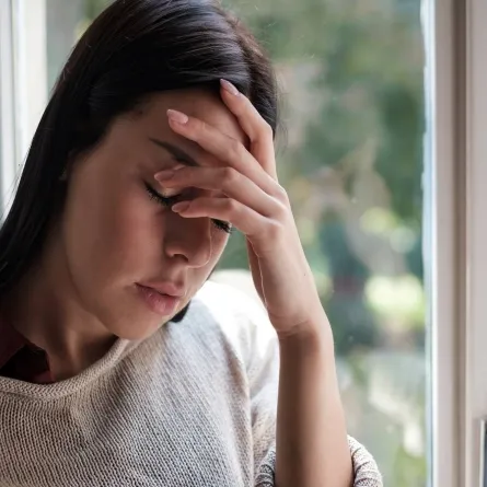 صورة لامرأة تعاني من الإجهاد والتوتر