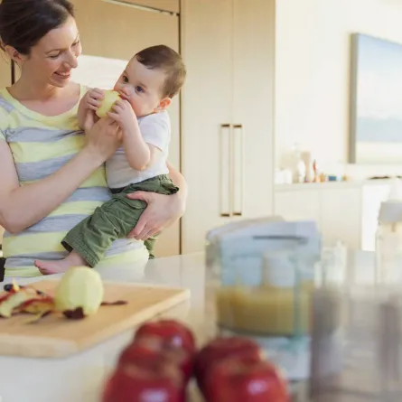 صورة لطفل صغير يأكل الفاكهة