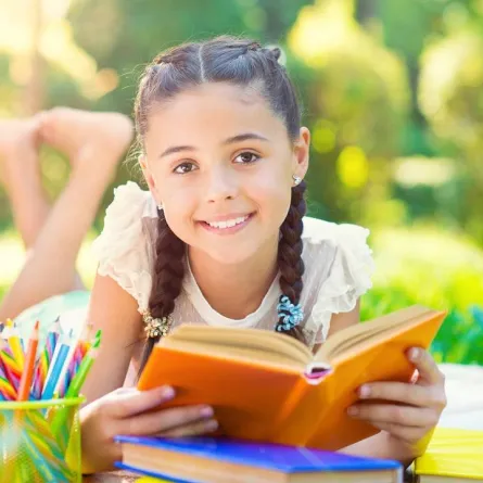 صورة لطفلة سعيدة تقرأ