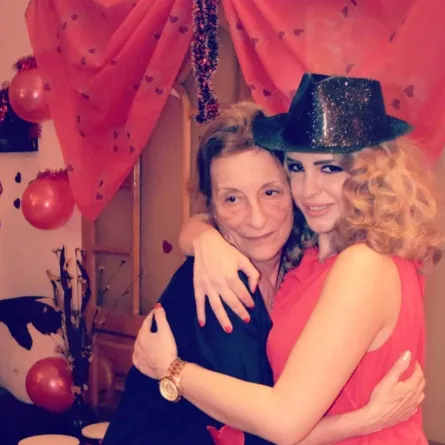 دنيا عبد العزيز ووالدتها الراحلة - الصورة من حساب دنيا على إنستغرام