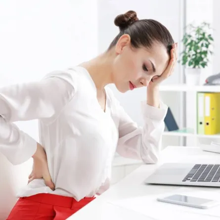 أسباب ألم منتصف الظهر عند النساء (المصدر: Adope Stock)