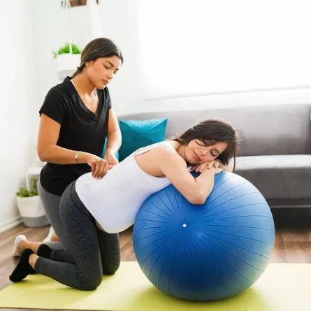 صورة لحامل تعالج من آلام العظام