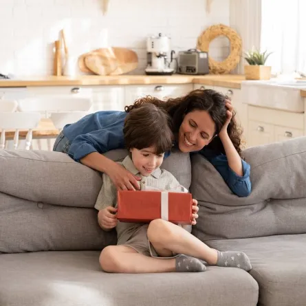 صورة لأم تعطي ابنها هدية