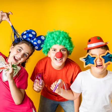 صورة لأطفال يحتفلون بالعام الجديد