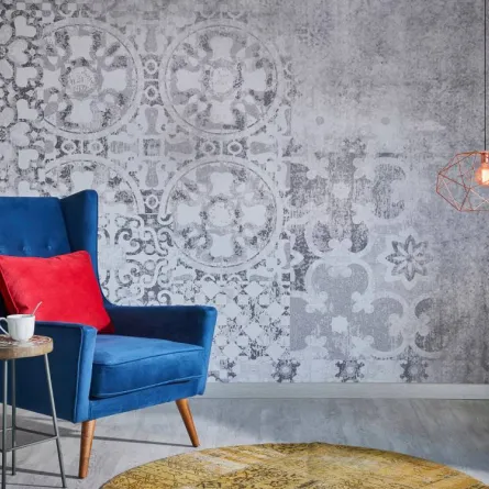 يُمسح  ورق الجدران بحركات دائرية