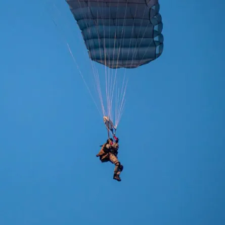 القفز بالمظلة  