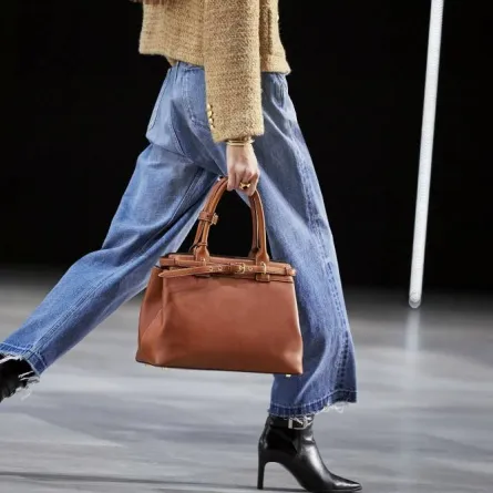 موديلات جزمات باللون الأسود لشتاء 2023 من سيلين Celine