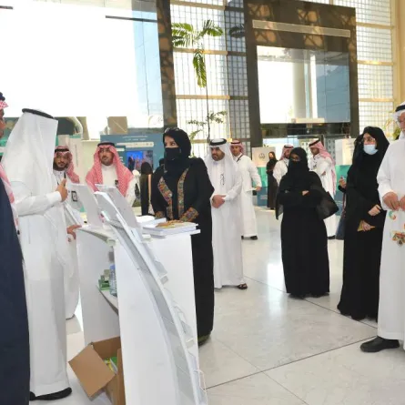 رئيسة جامعة الملك عبدالعزيز المكلفة تفتتح المعرض التعريفي بالجهات المشاركة في مؤتمر اللغة العربية والقطاع غير الربحي